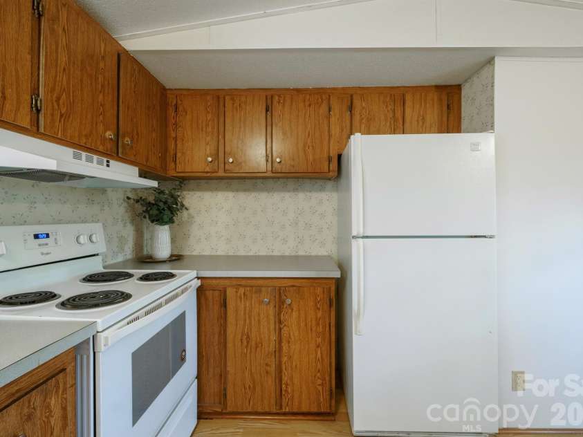 4021 26th Street Court, Hickory, NC 28601.  MLS# CAR4373010, YatesRealty ID 16102. 