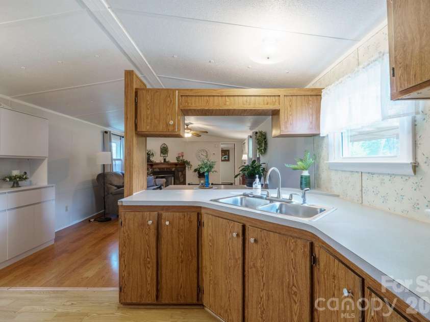 4021 26th Street Court, Hickory, NC 28601.  MLS# CAR4373010, YatesRealty ID 16102. 