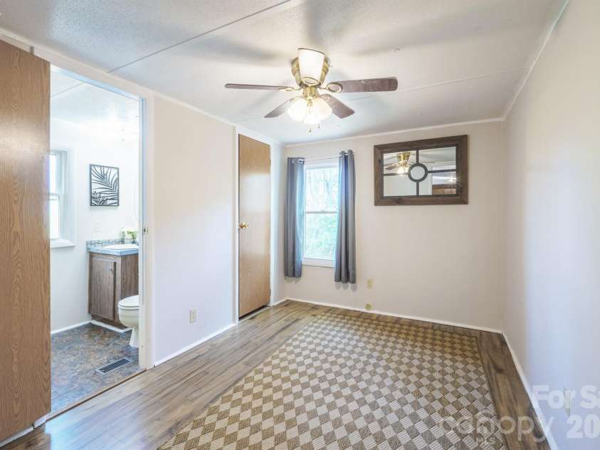4021 26th Street Court, Hickory, NC 28601.  MLS# CAR4373010, YatesRealty ID 16102. 