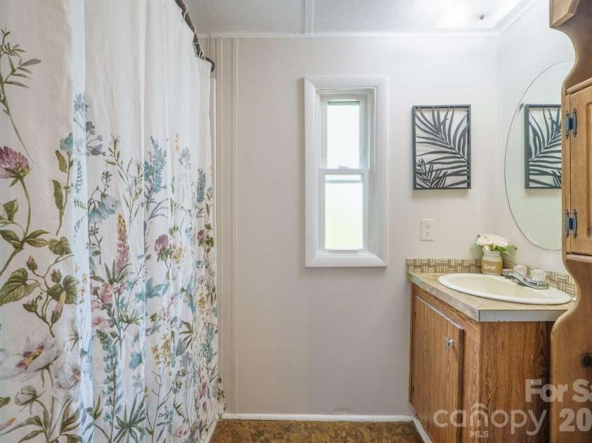 4021 26th Street Court, Hickory, NC 28601.  MLS# CAR4373010, YatesRealty ID 16102. 