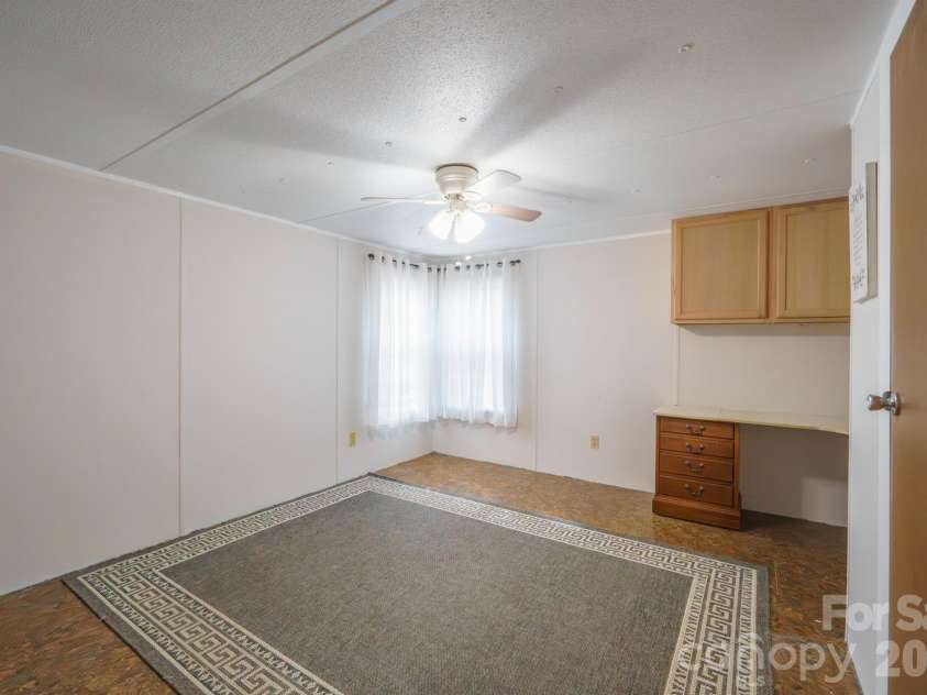 4021 26th Street Court, Hickory, NC 28601.  MLS# CAR4373010, YatesRealty ID 16102. 