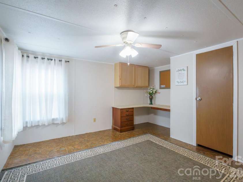 4021 26th Street Court, Hickory, NC 28601.  MLS# CAR4373010, YatesRealty ID 16102. 