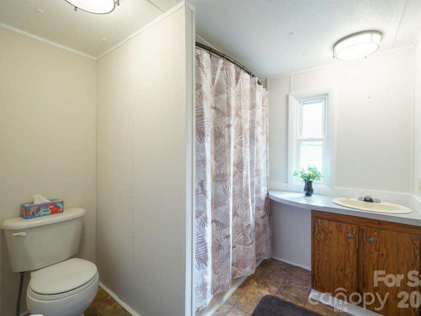 4021 26th Street Court, Hickory, NC 28601.  MLS# CAR4373010, YatesRealty ID 16102. 