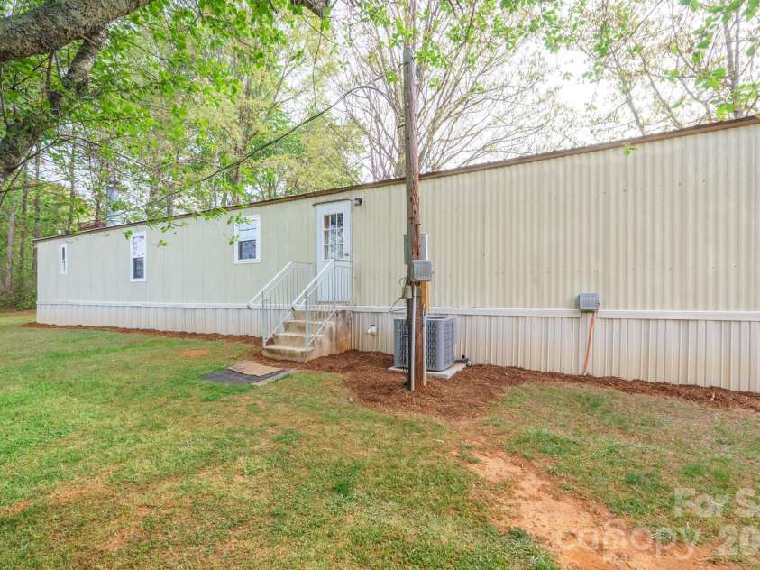 4021 26th Street Court, Hickory, NC 28601.  MLS# CAR4373010, YatesRealty ID 16102. 