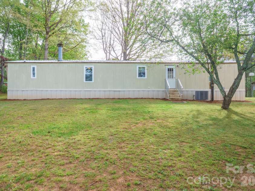 4021 26th Street Court, Hickory, NC 28601.  MLS# CAR4373010, YatesRealty ID 16102. 