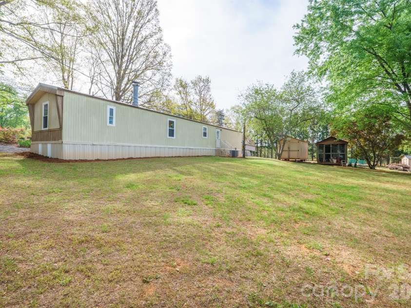 4021 26th Street Court, Hickory, NC 28601.  MLS# CAR4373010, YatesRealty ID 16102. 