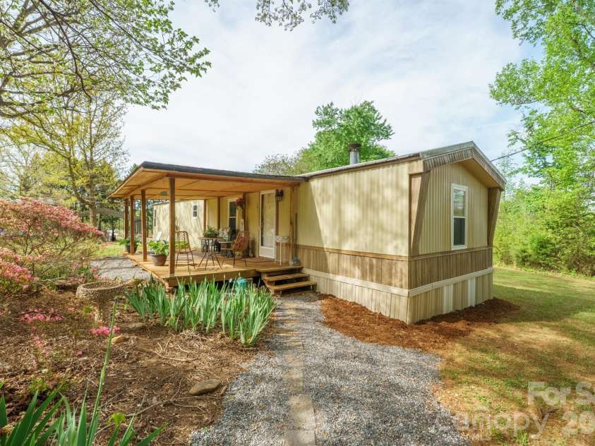 4021 26th Street Court, Hickory, NC 28601.  MLS# CAR4373010, YatesRealty ID 16102. 