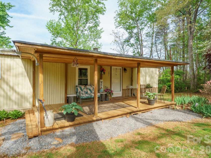 4021 26th Street Court, Hickory, NC 28601.  MLS# CAR4373010, YatesRealty ID 16102. 