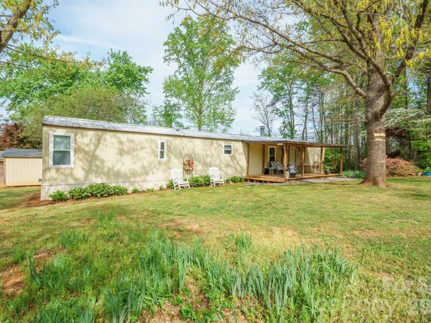 4021 26th Street Court, Hickory, NC 28601.  MLS# CAR4373010, YatesRealty ID 16102. 