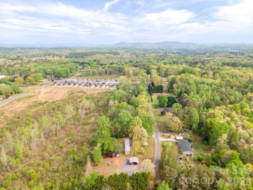 4021 26th Street Court, Hickory, NC 28601.  MLS# CAR4373010, YatesRealty ID 16102. 