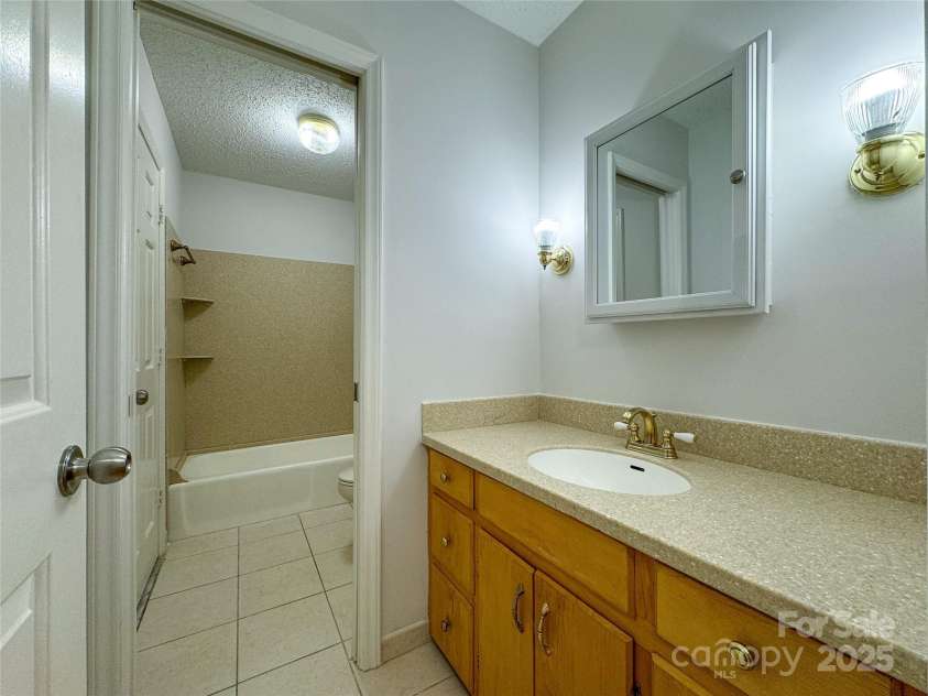12011 Stoney Meadow Drive, Mint Hill, NC 28227.  MLS# CAR4240871, YatesRealty ID 16104. Hall Bath