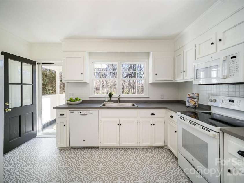 1601 South Point Road, Belmont, NC 28012.  MLS# CAR4226127, YatesRealty ID 16105. 