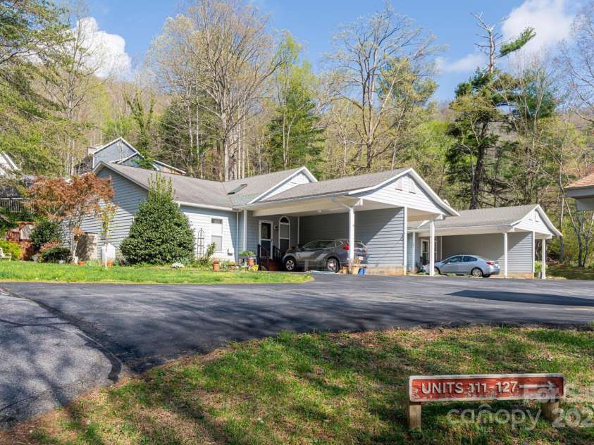 121 Shadowbrook Drive, Asheville, NC 28805.  MLS# CAR4243178, YatesRealty ID 16112. 