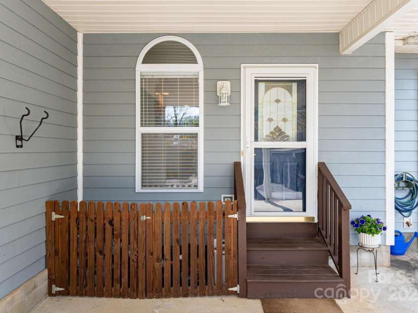 121 Shadowbrook Drive, Asheville, NC 28805.  MLS# CAR4243178, YatesRealty ID 16112. 