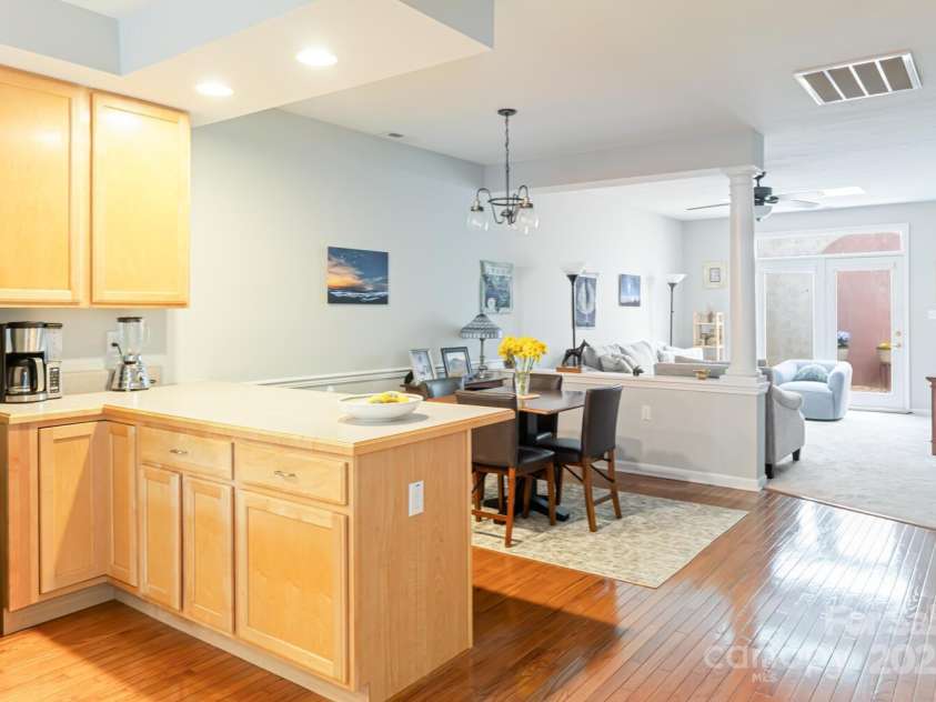 121 Shadowbrook Drive, Asheville, NC 28805.  MLS# CAR4243178, YatesRealty ID 16112. Breakfast Bar to Dining