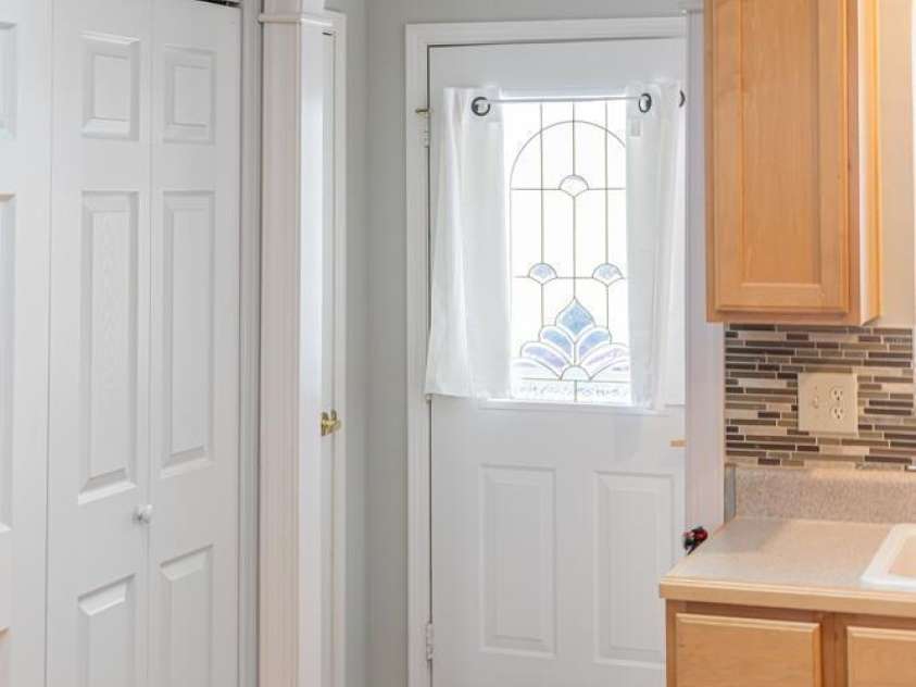 121 Shadowbrook Drive, Asheville, NC 28805.  MLS# CAR4243178, YatesRealty ID 16112. Entry Vestibule