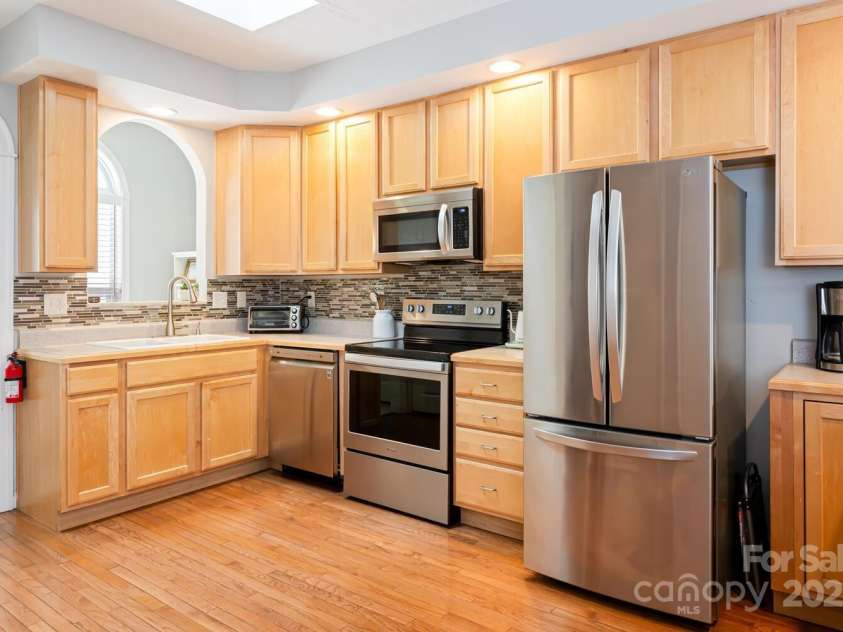 121 Shadowbrook Drive, Asheville, NC 28805.  MLS# CAR4243178, YatesRealty ID 16112. Large Kitchen