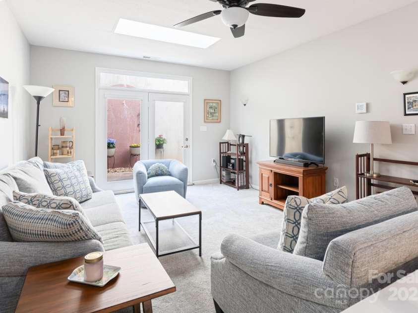 121 Shadowbrook Drive, Asheville, NC 28805.  MLS# CAR4243178, YatesRealty ID 16112. Living Room