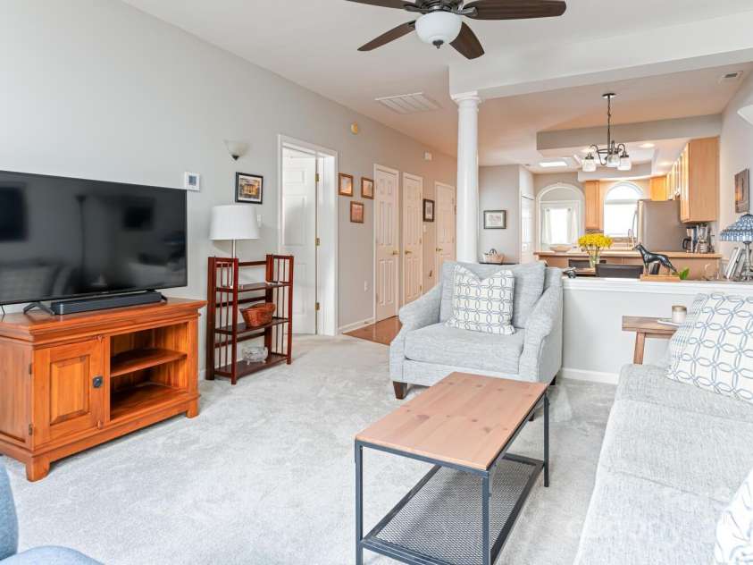 121 Shadowbrook Drive, Asheville, NC 28805.  MLS# CAR4243178, YatesRealty ID 16112. Living Room