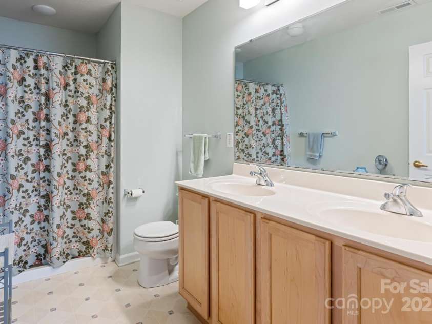 121 Shadowbrook Drive, Asheville, NC 28805.  MLS# CAR4243178, YatesRealty ID 16112. Primary Bathroom