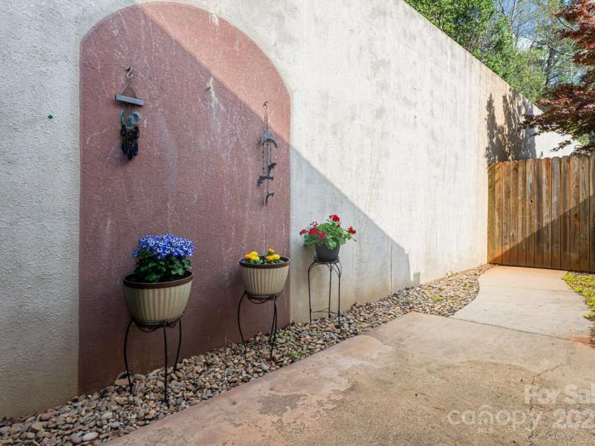 121 Shadowbrook Drive, Asheville, NC 28805.  MLS# CAR4243178, YatesRealty ID 16112. Private Patio