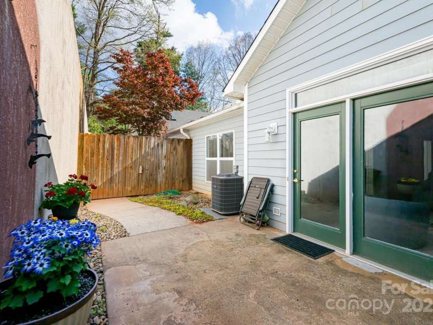 121 Shadowbrook Drive, Asheville, NC 28805.  MLS# CAR4243178, YatesRealty ID 16112. Private Patio