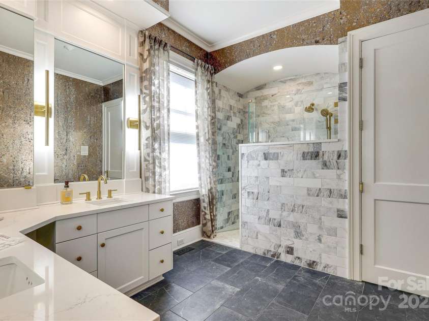 1333 Carlton Avenue, Charlotte, NC 28203.  MLS# CAR4211721, YatesRealty ID 16118. Newly updated Primary Bathroom