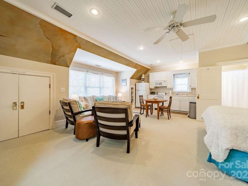 1333 Carlton Avenue, Charlotte, NC 28203.  MLS# CAR4211721, YatesRealty ID 16118. Separate Living Qtrs w/Full Kitchen