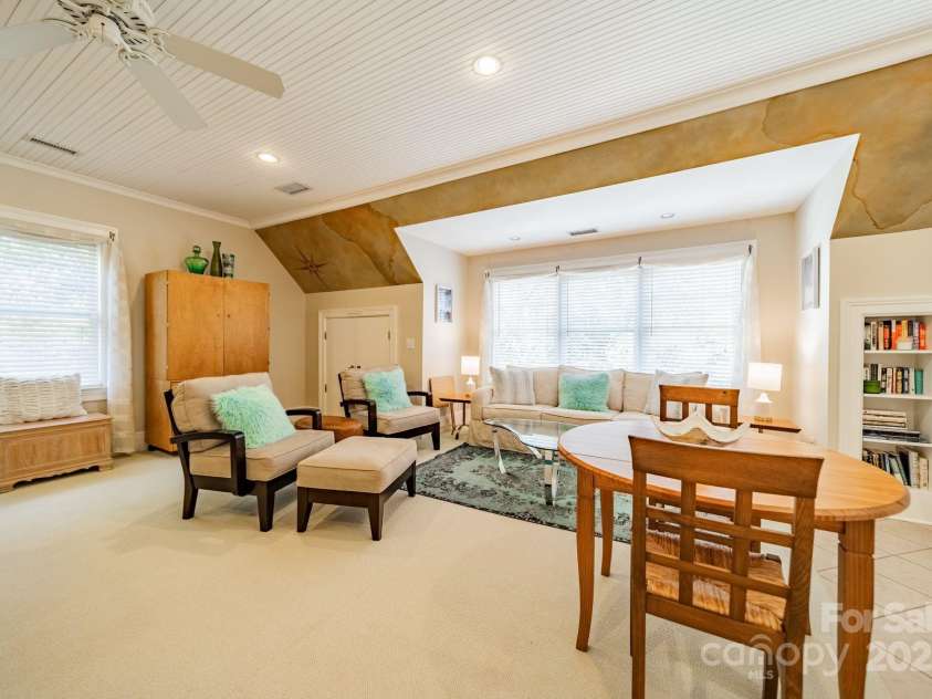 1333 Carlton Avenue, Charlotte, NC 28203.  MLS# CAR4211721, YatesRealty ID 16118. Separate Living Quarters over Garage