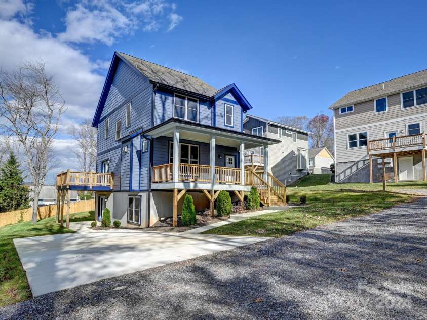 52 Fox Drive, Asheville, NC 28803.  MLS# CAR4201409, YatesRealty ID 16120. Large Paved Driveway