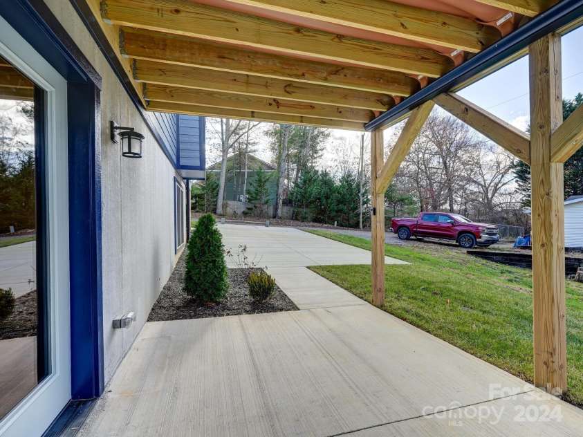 52 Fox Drive, Asheville, NC 28803.  MLS# CAR4201409, YatesRealty ID 16120. Lower level patio space