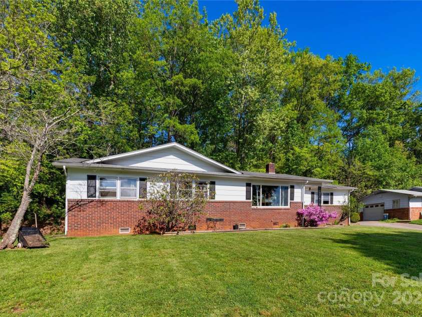 158 Morning Drive, Waynesville, NC 28786.  MLS# CAR4307923, YatesRealty ID 16122. 