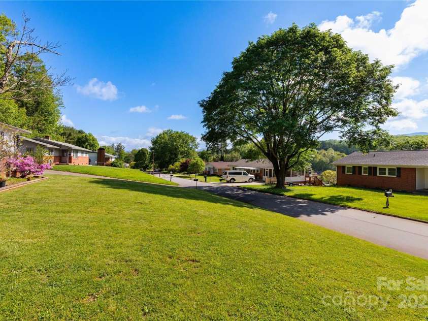 158 Morning Drive, Waynesville, NC 28786.  MLS# CAR4307923, YatesRealty ID 16122. 