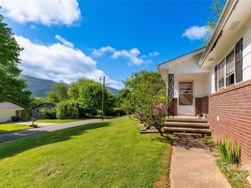 158 Morning Drive, Waynesville, NC 28786.  MLS# CAR4307923, YatesRealty ID 16122. 