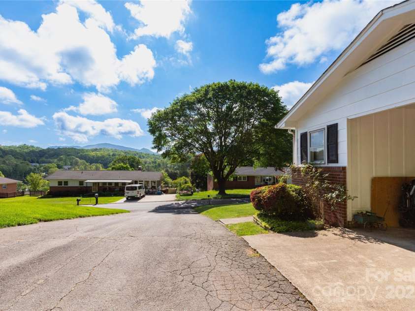 158 Morning Drive, Waynesville, NC 28786.  MLS# CAR4307923, YatesRealty ID 16122. 