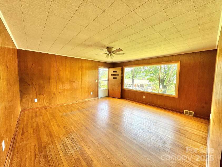 158 Morning Drive, Waynesville, NC 28786.  MLS# CAR4307923, YatesRealty ID 16122. Living Room