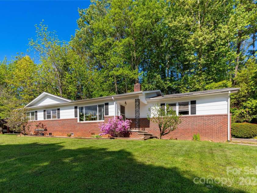158 Morning Drive, Waynesville, NC 28786.  MLS# CAR4307923, YatesRealty ID 16122. Welcome to 158 Morning Drive!