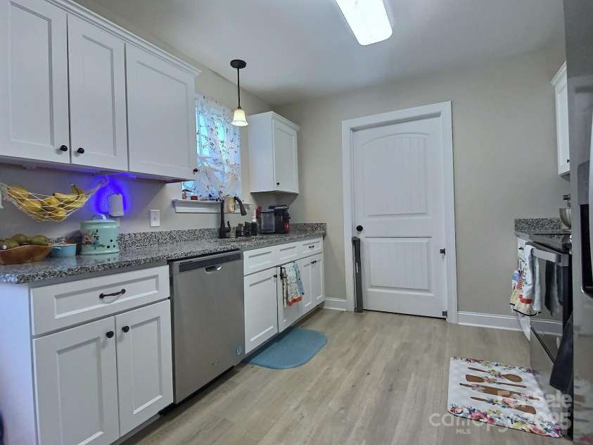 252 Potter Road, Lancaster, SC 29720.  MLS# CAR4244924, YatesRealty ID 16123. Kitchen leading to separate laundry room.