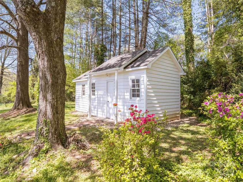 717 Pennell Street, Lenoir, NC 28645.  MLS# CAR4248949, YatesRealty ID 16126. 