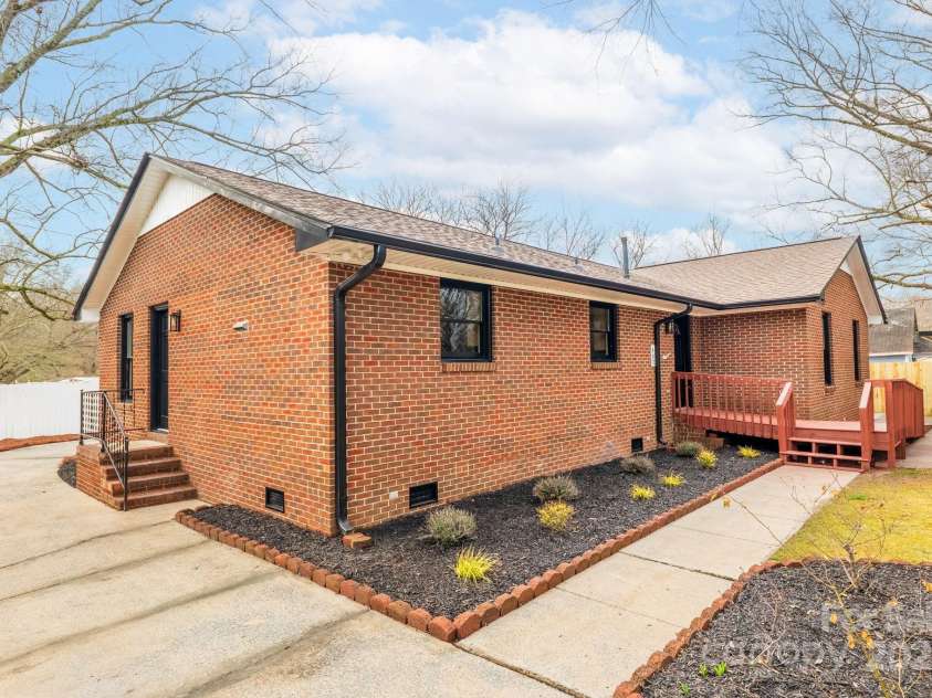 407 Thomas Street, Marshville, NC 28103.  MLS# CAR4216955, YatesRealty ID 16127. Welcome home!