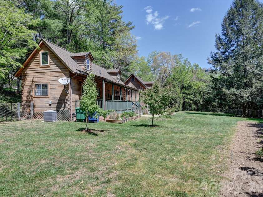 10 Black Locust Drive, Asheville, NC 28804.  MLS# CAR4371615, YatesRealty ID 16128. 