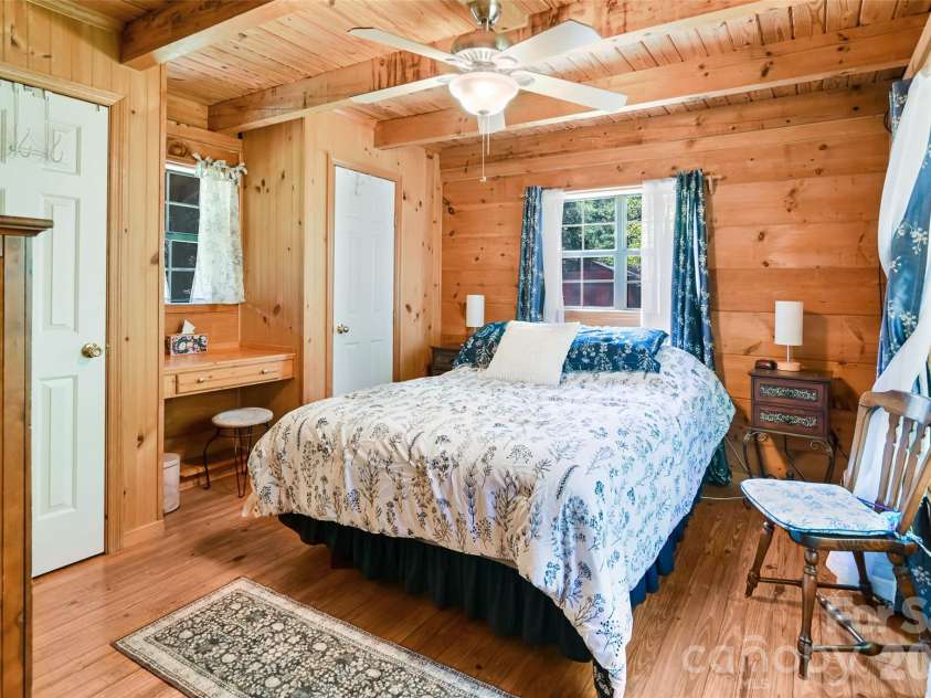 10 Black Locust Drive, Asheville, NC 28804.  MLS# CAR4371615, YatesRealty ID 16128. 