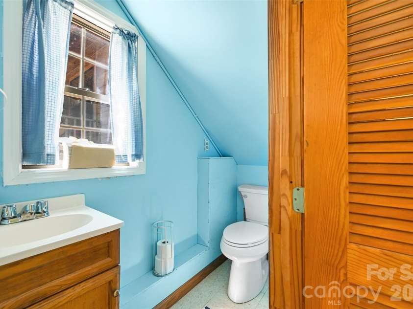 10 Black Locust Drive, Asheville, NC 28804.  MLS# CAR4371615, YatesRealty ID 16128. 