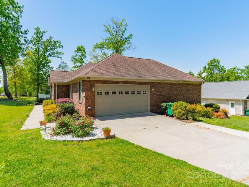 1005 Spring Rock Drive, Salisbury, NC 28146.  MLS# CAR4249239, YatesRealty ID 16128. 