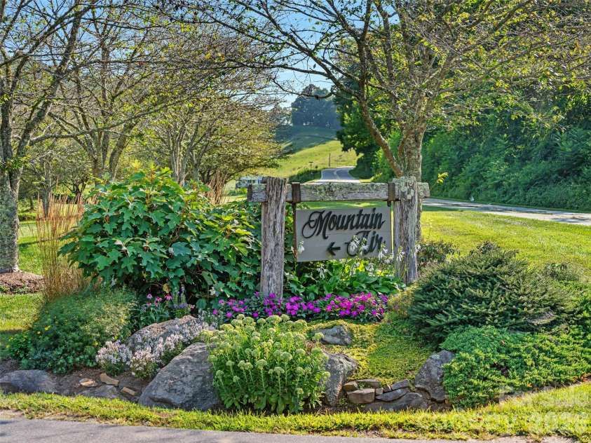 81 Creekside Way, Burnsville, NC 28714.  MLS# CAR4374251, YatesRealty ID 16129. 