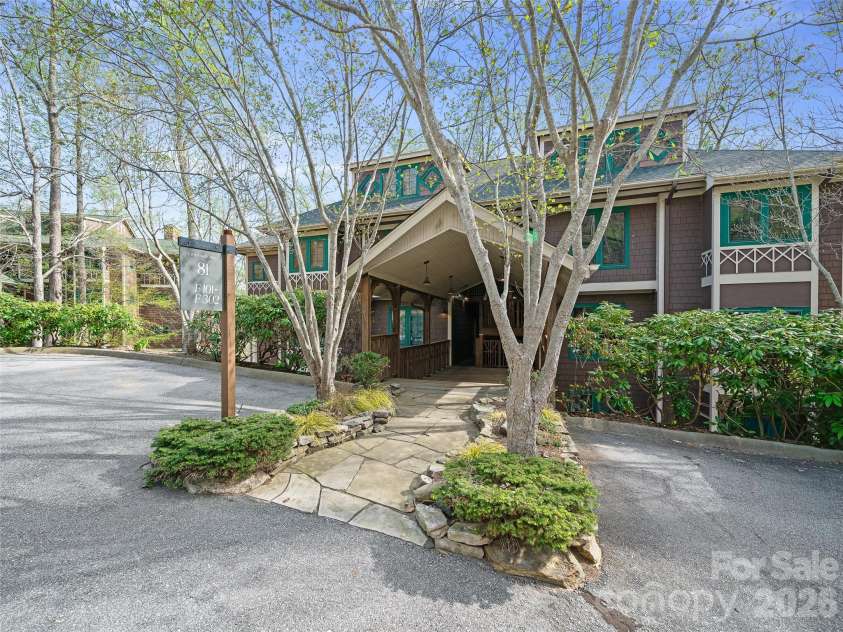 81 Creekside Way, Burnsville, NC 28714.  MLS# CAR4374251, YatesRealty ID 16129. Beautiful Condos and ample extra parking