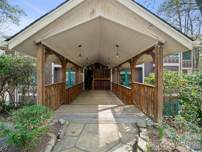 81 Creekside Way, Burnsville, NC 28714.  MLS# CAR4374251, YatesRealty ID 16129. COVERED ENTRANCE WAY