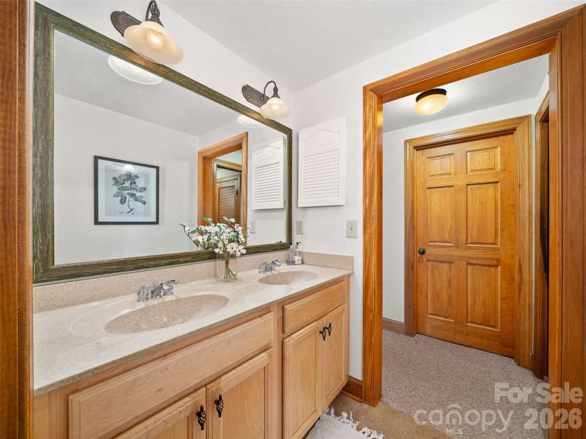 81 Creekside Way, Burnsville, NC 28714.  MLS# CAR4374251, YatesRealty ID 16129. Double Vanities in Primary Bathroom