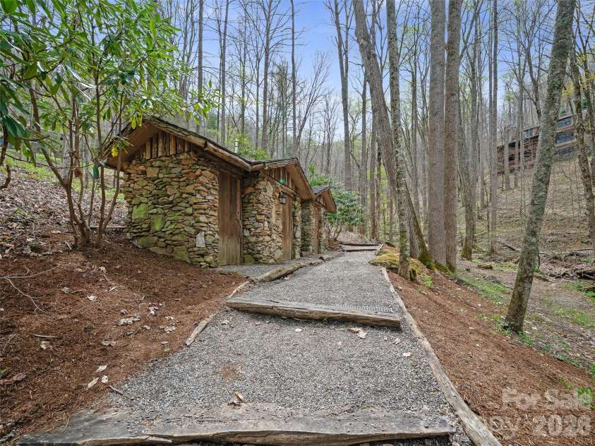 81 Creekside Way, Burnsville, NC 28714.  MLS# CAR4374251, YatesRealty ID 16129. EASY WALKING TRAIL WITHIN NEARBY PARK