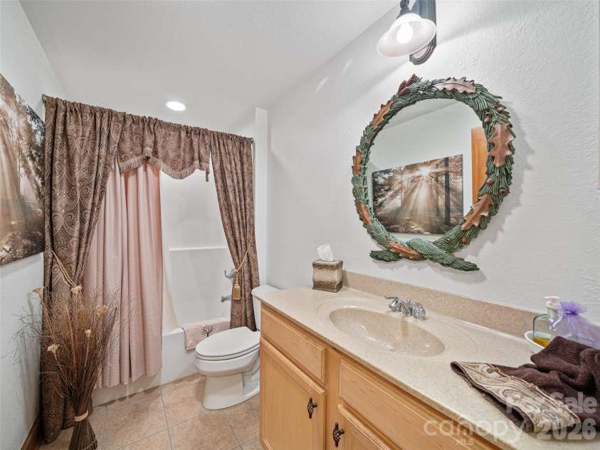 81 Creekside Way, Burnsville, NC 28714.  MLS# CAR4374251, YatesRealty ID 16129. GUEST FULL BATH